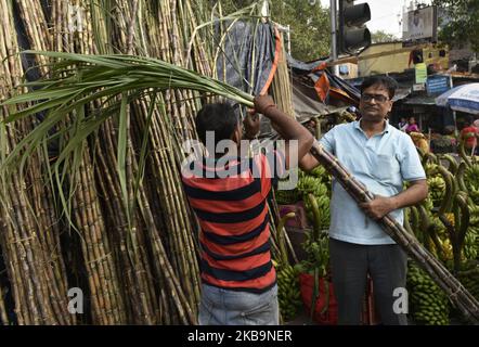 Kunden kaufen religiöse Gegenstände, um am Vorabend des Hindu Chhath Puja Festivals auf einem Markt in Kalkutta, Indien, am 01. November 2019 zu beten. Das Chhath Festival, auch bekannt als Surya Pooja, oder Anbetung der Sonne, wird in mehreren Teilen der indischen Staaten beobachtet, die von der Bihari Gemeinschaft gefeiert werden, und sieht eifrige Anhänger, die den sonnengott an den Ufern von Flüssen oder kleinen Teichen anbeten, Und für die Langlebigkeit und Gesundheit ihres Ehegatten zu beten. (Foto von Indranil Aditya/NurPhoto) Stockfoto