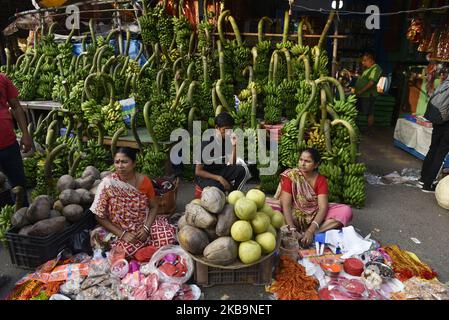 Kunden kaufen religiöse Gegenstände, um am Vorabend des Hindu Chhath Puja Festivals auf einem Markt in Kalkutta, Indien, am 01. November 2019 zu beten. Das Chhath Festival, auch bekannt als Surya Pooja, oder Anbetung der Sonne, wird in mehreren Teilen der indischen Staaten beobachtet, die von der Bihari Gemeinschaft gefeiert werden, und sieht eifrige Anhänger, die den sonnengott an den Ufern von Flüssen oder kleinen Teichen anbeten, Und für die Langlebigkeit und Gesundheit ihres Ehegatten zu beten. (Foto von Indranil Aditya/NurPhoto) Stockfoto