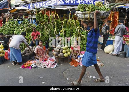 Kunden kaufen religiöse Gegenstände, um am Vorabend des Hindu Chhath Puja Festivals auf einem Markt in Kalkutta, Indien, am 01. November 2019 zu beten. Das Chhath Festival, auch bekannt als Surya Pooja, oder Anbetung der Sonne, wird in mehreren Teilen der indischen Staaten beobachtet, die von der Bihari Gemeinschaft gefeiert werden, und sieht eifrige Anhänger, die den sonnengott an den Ufern von Flüssen oder kleinen Teichen anbeten, Und für die Langlebigkeit und Gesundheit ihres Ehegatten zu beten. (Foto von Indranil Aditya/NurPhoto) Stockfoto