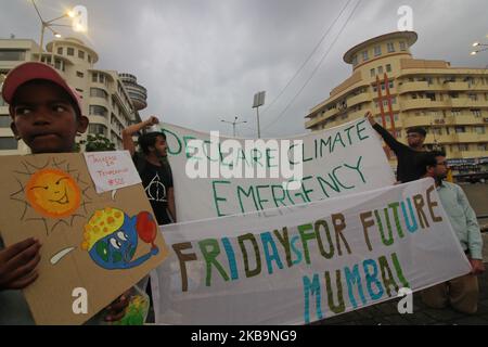 Studenten und Menschen halten Plakate, während sie am 01. November 2019 in Mumbai, Indien, an einem Protest gegen den Klimawandel teilnehmen. Als sie sich einer globalen Bewegung angeschlossen haben, um gegen die Regierungen der Welt wegen krimineller Untätigkeit gegen die ökologische Krise zu protestieren. (Foto von Himanshu Bhatt/NurPhoto) Stockfoto