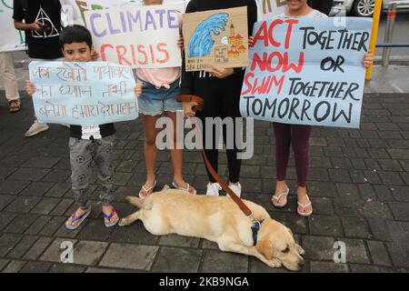 Studenten und Menschen halten Plakate, während sie am 01. November 2019 in Mumbai, Indien, an einem Protest gegen den Klimawandel teilnehmen. Als sie sich einer globalen Bewegung angeschlossen haben, um gegen die Regierungen der Welt wegen krimineller Untätigkeit gegen die ökologische Krise zu protestieren. (Foto von Himanshu Bhatt/NurPhoto) Stockfoto