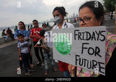 Studenten und Menschen halten Plakate, während sie am 01. November 2019 in Mumbai, Indien, an einem Protest gegen den Klimawandel teilnehmen. Als sie sich einer globalen Bewegung angeschlossen haben, um gegen die Regierungen der Welt wegen krimineller Untätigkeit gegen die ökologische Krise zu protestieren. (Foto von Himanshu Bhatt/NurPhoto) Stockfoto