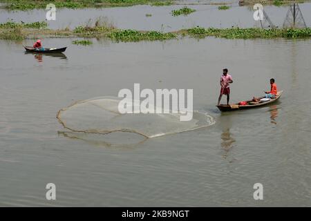 Fischer aus Bangladesch, die am 01. November 2019 in Ashulia in der Nähe von Dhaka, Bangladesch, mit einem traditionellen Netz fischen (Foto: Mamunur Rashid/NurPhoto) Stockfoto