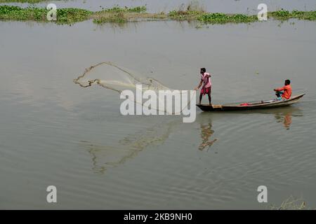 Fischer aus Bangladesch, die am 01. November 2019 in Ashulia in der Nähe von Dhaka, Bangladesch, mit einem traditionellen Netz fischen (Foto: Mamunur Rashid/NurPhoto) Stockfoto