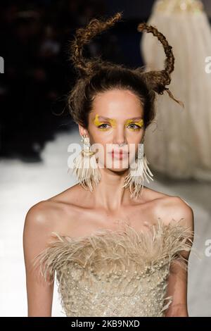 Ein Model läuft auf der Piste während Guo Pei's erster Runway Show in Großbritannien, die anlässlich des 20.-jährigen Jubiläums der V&A's Fashion in Motion-Serie am 01. November 2019 in London, England, stattfand. (Foto von Wiktor Szymanowicz/NurPhoto) Stockfoto