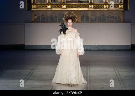 Ein Model läuft auf der Piste während Guo Pei's erster Runway Show in Großbritannien, die anlässlich des 20.-jährigen Jubiläums der V&A's Fashion in Motion-Serie am 01. November 2019 in London, England, stattfand. (Foto von Wiktor Szymanowicz/NurPhoto) Stockfoto