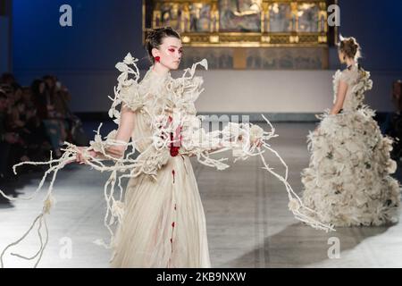 Models laufen auf der Piste während Guo Pei's erster Laufbahnschau in Großbritannien, die anlässlich des 20.-jährigen Jubiläums der V&A's Fashion in Motion-Serie am 01. November 2019 in London, England, veranstaltet wird. (Foto von Wiktor Szymanowicz/NurPhoto) Stockfoto