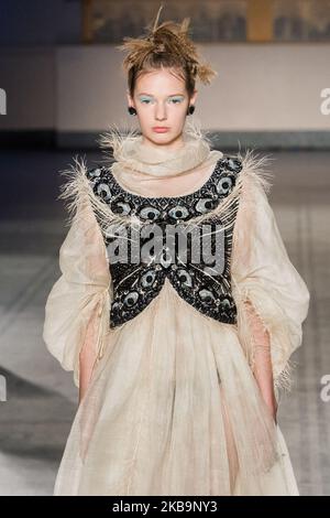 Ein Model läuft auf der Piste während Guo Pei's erster Runway Show in Großbritannien, die anlässlich des 20.-jährigen Jubiläums der V&A's Fashion in Motion-Serie am 01. November 2019 in London, England, stattfand. (Foto von Wiktor Szymanowicz/NurPhoto) Stockfoto