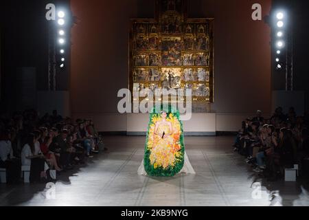 Ein Model läuft auf der Piste während Guo Pei's erster Runway Show in Großbritannien, die anlässlich des 20.-jährigen Jubiläums der V&A's Fashion in Motion-Serie am 01. November 2019 in London, England, stattfand. (Foto von Wiktor Szymanowicz/NurPhoto) Stockfoto