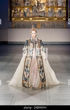 Ein Model läuft auf der Piste während Guo Pei's erster Runway Show in Großbritannien, die anlässlich des 20.-jährigen Jubiläums der V&A's Fashion in Motion-Serie am 01. November 2019 in London, England, stattfand. (Foto von Wiktor Szymanowicz/NurPhoto) Stockfoto