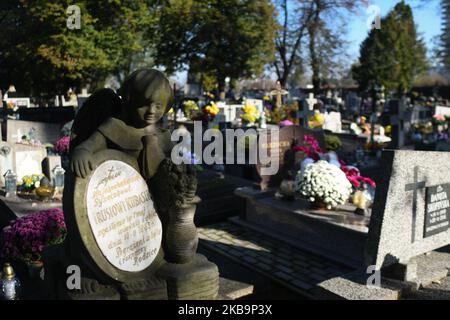 Eine allgemeine Ansicht des Friedhofs von Pobitno zum Allerheiligen. Am 1.. November, Allerheiligen, zahlen viele Menschen in Polen den verstorbenen Familienmitgliedern Respekt. Der 1.. November ist ein Tag frei von der Arbeit, und viele reisen, um die Gräber ihrer Lieben zu besuchen. Während der vorgehenden Woche werden alle Gräber gereinigt und viele Blumen und Kerzen auf den Gräbern platziert. Am Freitag, den 1. November 2019, in Rzeszow, Polen. (Foto von Artur Widak/NurPhoto) Stockfoto