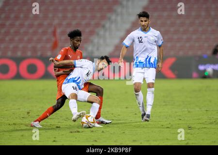 Al Arabis Yusuf Abdurisag und Khalid Muneer A A Mazeed bestreiten den Ball während des Spiels der QNB Stars League am 1. November 2019 im Grand Hamad Stadium in Doha, Katar. (Foto von Simon Holmes/NurPhoto) Stockfoto