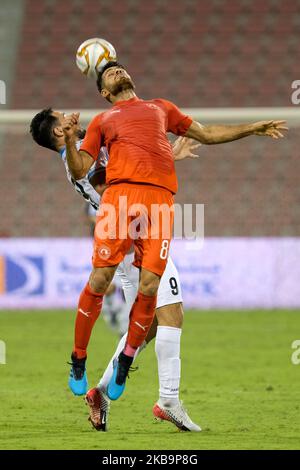 Morteza Pouraliganji von al Arabi gewinnt einen Header während des Spiels der QNB Stars League gegen Al Wakrah am 1. November 2019 im Grand Hamad Stadium in Doha, Katar. (Foto von Simon Holmes/NurPhoto) Stockfoto