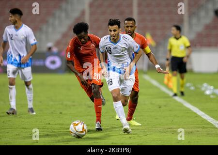 Al Arabis Yusuf Abdurisag und Khalid Muneer A A Mazeed bestreiten den Ball während des Spiels der QNB Stars League am 1. November 2019 im Grand Hamad Stadium in Doha, Katar. (Foto von Simon Holmes/NurPhoto) Stockfoto