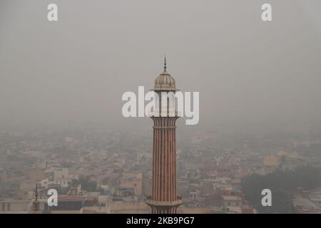 Gesamtansicht des alten delhi unter dichtem Nebel vom Minarett der Jama Masjid (große Moschee) in den alten Vierteln von Delhi, Indien am 02. November 2019 (Foto von Nasir Kachroo/NurPhoto) Stockfoto