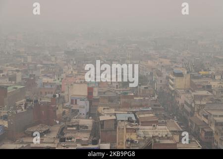 Gesamtansicht des alten delhi unter dichtem Nebel vom Minarett der Jama Masjid (große Moschee) in den alten Vierteln von Delhi, Indien am 02. November 2019 (Foto von Nasir Kachroo/NurPhoto) Stockfoto