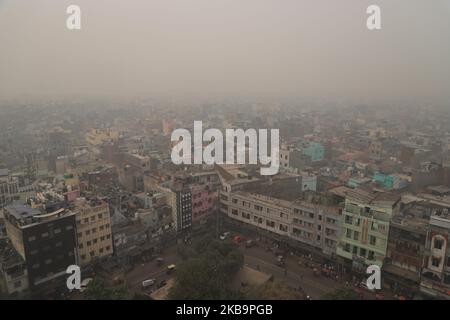 Gesamtansicht des alten delhi unter dichtem Nebel vom Minarett der Jama Masjid (große Moschee) in den alten Vierteln von Delhi, Indien am 02. November 2019 (Foto von Nasir Kachroo/NurPhoto) Stockfoto