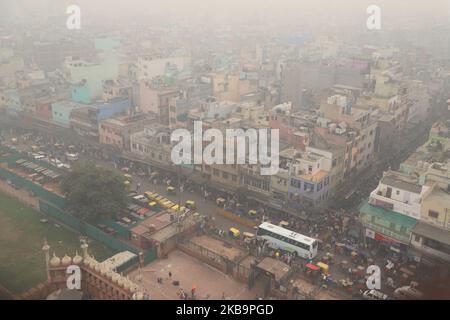 Gesamtansicht des alten delhi unter dichtem Nebel vom Minarett der Jama Masjid (große Moschee) in den alten Vierteln von Delhi, Indien am 02. November 2019 (Foto von Nasir Kachroo/NurPhoto) Stockfoto