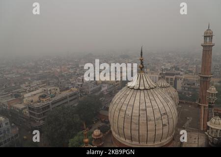 Gesamtansicht des alten delhi unter dichtem Nebel vom Minarett der Jama Masjid (große Moschee) in den alten Vierteln von Delhi, Indien am 02. November 2019 (Foto von Nasir Kachroo/NurPhoto) Stockfoto
