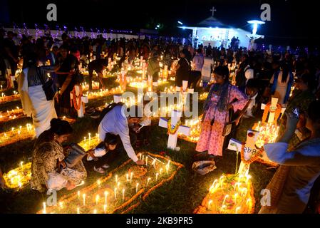 Katholiken aus Bangladesch beten am 02. November 2019 auf einem Friedhof in Dhaka, Bangladesch, nach dem Anzünden von Kerzen für ihre verstorbenen Verwandten. Christliche Gläubige beobachten den Tag aller Seelen, bekannt als das Fest aller Seelen, Gedenken an alle verstorbenen Gläubigen. An diesem Tag kommen Christen auf den Friedhof und beten für die verstorbenen Seelen ihrer Angehörigen. All Soul's Day ist ein römisch-katholischer Gedenktag für verstorben Freunde und Verwandte. Dies kommt vom alten Pagan Festival of the Dead, das den heidnischen Glauben feierte, dass die Seelen der Toten für ein Essen zurückkehren würden Stockfoto