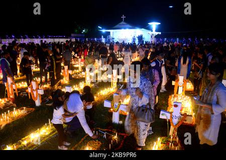 Katholiken aus Bangladesch beten am 02. November 2019 auf einem Friedhof in Dhaka, Bangladesch, nach dem Anzünden von Kerzen für ihre verstorbenen Verwandten. Christliche Gläubige beobachten den Tag aller Seelen, bekannt als das Fest aller Seelen, Gedenken an alle verstorbenen Gläubigen. An diesem Tag kommen Christen auf den Friedhof und beten für die verstorbenen Seelen ihrer Angehörigen. All Soul's Day ist ein römisch-katholischer Gedenktag für verstorben Freunde und Verwandte. Dies kommt vom alten Pagan Festival of the Dead, das den heidnischen Glauben feierte, dass die Seelen der Toten für ein Essen zurückkehren würden Stockfoto