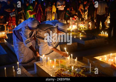 Katholiken aus Bangladesch beten am 02. November 2019 auf einem Friedhof in Dhaka, Bangladesch, nach dem Anzünden von Kerzen für ihre verstorbenen Verwandten. Christliche Gläubige beobachten den Tag aller Seelen, bekannt als das Fest aller Seelen, Gedenken an alle verstorbenen Gläubigen. An diesem Tag kommen Christen auf den Friedhof und beten für die verstorbenen Seelen ihrer Angehörigen. All Soul's Day ist ein römisch-katholischer Gedenktag für verstorben Freunde und Verwandte. Dies kommt vom alten Pagan Festival of the Dead, das den heidnischen Glauben feierte, dass die Seelen der Toten für ein Essen zurückkehren würden Stockfoto