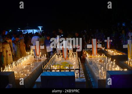 Katholiken aus Bangladesch beten am 02. November 2019 auf einem Friedhof in Dhaka, Bangladesch, nach dem Anzünden von Kerzen für ihre verstorbenen Verwandten. Christliche Gläubige beobachten den Tag aller Seelen, bekannt als das Fest aller Seelen, Gedenken an alle verstorbenen Gläubigen. An diesem Tag kommen Christen auf den Friedhof und beten für die verstorbenen Seelen ihrer Angehörigen. All Soul's Day ist ein römisch-katholischer Gedenktag für verstorben Freunde und Verwandte. Dies kommt vom alten Pagan Festival of the Dead, das den heidnischen Glauben feierte, dass die Seelen der Toten für ein Essen zurückkehren würden Stockfoto