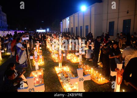 Katholiken aus Bangladesch beten am 02. November 2019 auf einem Friedhof in Dhaka, Bangladesch, nach dem Anzünden von Kerzen für ihre verstorbenen Verwandten. Christliche Gläubige beobachten den Tag aller Seelen, bekannt als das Fest aller Seelen, Gedenken an alle verstorbenen Gläubigen. An diesem Tag kommen Christen auf den Friedhof und beten für die verstorbenen Seelen ihrer Angehörigen. All Soul's Day ist ein römisch-katholischer Gedenktag für verstorben Freunde und Verwandte. Dies kommt vom alten Pagan Festival of the Dead, das den heidnischen Glauben feierte, dass die Seelen der Toten für ein Essen zurückkehren würden Stockfoto