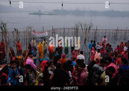 Hinduistische Anhänger verehren den sonnengott am Ufer des Yamuna-Flusses während des religiösen Hindu-Festivals von Chhath Puja in Neu-Delhi am 2. November 2019. (Foto von Sahiba Chawdhary/NurPhoto) Stockfoto