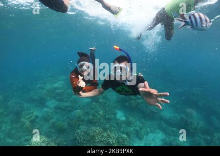 Touristen, die am 01. November 2019 in Jepara, Zentral-Java, Indonesien, über das Korallenriff von Karimunjawa, einer beliebten Strand- und Touristeninsel, tauchen. (Foto von WF Sihardian/NurPhoto) Stockfoto