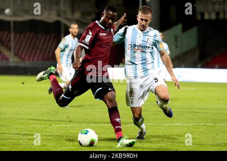 Lamin Jallow (US Salernitana) und Marco Chiosa (Virtus Entella) während der italienischen Serie B Fußball US Salernitana gegen Virtus Entella - Serie B im Stadion Arechi in Salerno, Italien am 02. November 2019 (Foto von Paolo Manzo/NurPhoto) Stockfoto