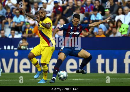 Der Mittelfeldspieler Arturo Vidal (L) des FC Barcelona und Nemanja Radoja von Levante UD während des spanischen La Liga-Spiels zwischen Levante UD und FC Barcelona am 2. November 2019 im Stadion Ciutat de Valencia. (Foto von Jose Miguel Fernandez/NurPhoto) Stockfoto