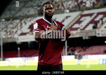 Jubelspiele nach dem Spiel vor der Curva von Lamin Jallow (US Salernitana) während der italienischen Serie B Fußball US Salernitana gegen Virtus Entella - Serie B im Stadion Arechi in Salerno, Italien am 02. November 2019 (Foto von Paolo Manzo/NurPhoto) Stockfoto