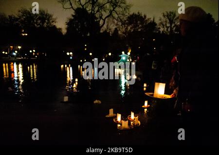 November 2., Amsterdam. Hunderte von Menschen versammelten sich um den großen Teich im Vondelpark in Amsterdam, um an die Vermissten zu erinnern. Schwebende Laternen, Kerzen, Blumen und Papiere mit besonderen Noten werden im Wasser gelassen, ein Moment, in dem sich die Menschen erinnern und für jene besonderen Lieben beten, die nicht mehr in ihrem Leben sind. (Foto von Romy Arroyo Fernandez/NurPhoto) Stockfoto