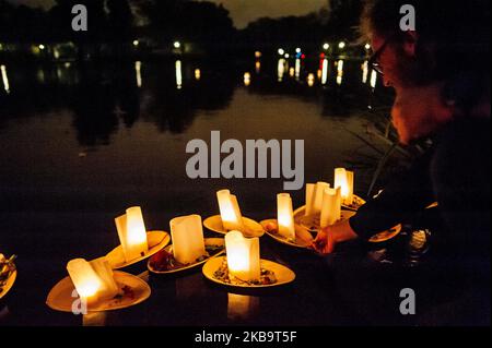 November 2., Amsterdam. Hunderte von Menschen versammelten sich um den großen Teich im Vondelpark in Amsterdam, um an die Vermissten zu erinnern. Schwebende Laternen, Kerzen, Blumen und Papiere mit besonderen Noten werden im Wasser gelassen, ein Moment, in dem sich die Menschen erinnern und für jene besonderen Lieben beten, die nicht mehr in ihrem Leben sind. (Foto von Romy Arroyo Fernandez/NurPhoto) Stockfoto