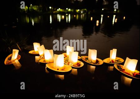 November 2., Amsterdam. Hunderte von Menschen versammelten sich um den großen Teich im Vondelpark in Amsterdam, um an die Vermissten zu erinnern. Schwebende Laternen, Kerzen, Blumen und Papiere mit besonderen Noten werden im Wasser gelassen, ein Moment, in dem sich die Menschen erinnern und für jene besonderen Lieben beten, die nicht mehr in ihrem Leben sind. (Foto von Romy Arroyo Fernandez/NurPhoto) Stockfoto