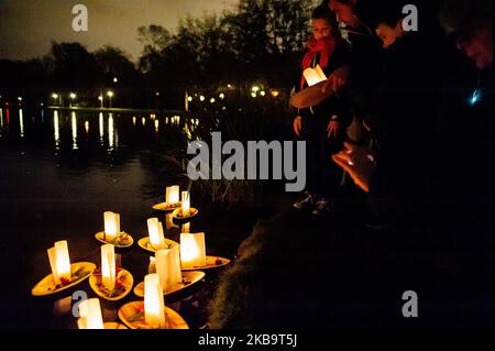 November 2., Amsterdam. Hunderte von Menschen versammelten sich um den großen Teich im Vondelpark in Amsterdam, um an die Vermissten zu erinnern. Schwebende Laternen, Kerzen, Blumen und Papiere mit besonderen Noten werden im Wasser gelassen, ein Moment, in dem sich die Menschen erinnern und für jene besonderen Lieben beten, die nicht mehr in ihrem Leben sind. (Foto von Romy Arroyo Fernandez/NurPhoto) Stockfoto