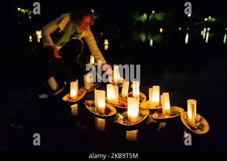 November 2., Amsterdam. Hunderte von Menschen versammelten sich um den großen Teich im Vondelpark in Amsterdam, um an die Vermissten zu erinnern. Schwebende Laternen, Kerzen, Blumen und Papiere mit besonderen Noten werden im Wasser gelassen, ein Moment, in dem sich die Menschen erinnern und für jene besonderen Lieben beten, die nicht mehr in ihrem Leben sind. (Foto von Romy Arroyo Fernandez/NurPhoto) Stockfoto