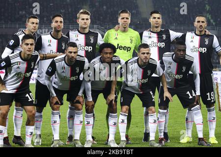 Juventus-Spieler (Federico Bernardeschi, Rodrigo Bentancur, Matthijs de Ligt, Wojciech Szczesny, Cristiano Ronaldo, Leonardo Bonucci, Paulo Dybala, Mattia De Sciglio, Juan Cuadrado, Miralem Pjanic, Blaise Matuidi) posieren, um vor dem Fußballspiel der Serie A Nr.11 TURIN - JUVENTUS am 02. November 2019 im Stadio Olimpico Grande Torino in Turin, Piemont, Italien, fotografiert zu werden. Endergebnis: Torino-Juventus 0-1. (Foto von Matteo Bottanelli/NurPhoto) Stockfoto