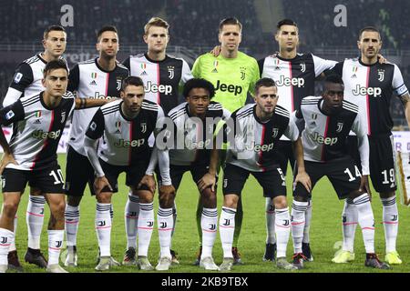 Juventus-Spieler (Federico Bernardeschi, Rodrigo Bentancur, Matthijs de Ligt, Wojciech Szczesny, Cristiano Ronaldo, Leonardo Bonucci, Paulo Dybala, Mattia De Sciglio, Juan Cuadrado, Miralem Pjanic, Blaise Matuidi) posieren, um vor dem Fußballspiel der Serie A Nr.11 TURIN - JUVENTUS am 02. November 2019 im Stadio Olimpico Grande Torino in Turin, Piemont, Italien, fotografiert zu werden. Endergebnis: Torino-Juventus 0-1. (Foto von Matteo Bottanelli/NurPhoto) Stockfoto