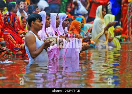 Eifrige Anhänger beten während Chhath Puja am historischen Galta Tempel in Jaipur, Samstag, 2. November 2019. Chhath Puja, gekennzeichnet durch strenge Rituale, wird über einen Zeitraum von vier Tagen beobachtet, in dem eifrige Anhänger fasten und sich vom Trinkwasser enthalten, lange Zeit im Wasser stehen und der untergehenden und aufgehenden Sonne prasad (Gebetsopfer) und 'arghya' anbieten. (Foto von Vishal Bhatnagar/NurPhoto) Stockfoto