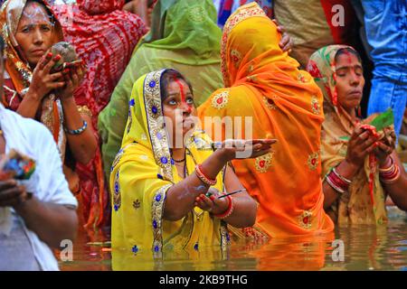 Eifrige Anhänger beten während Chhath Puja am historischen Galta Tempel in Jaipur, Samstag, 2. November 2019. Chhath Puja, gekennzeichnet durch strenge Rituale, wird über einen Zeitraum von vier Tagen beobachtet, in dem eifrige Anhänger fasten und sich vom Trinkwasser enthalten, lange Zeit im Wasser stehen und der untergehenden und aufgehenden Sonne prasad (Gebetsopfer) und 'arghya' anbieten. (Foto von Vishal Bhatnagar/NurPhoto) Stockfoto
