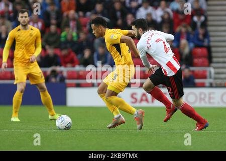 Conor McLaughlin von Sunderland kämpft mit Nathan Ralph von Southend United während des Spiels der Sky Bet League 1 zwischen Sunderland und Southend United im Stadium of Light, Sunderland, am Samstag, den 2.. November 2019 um den Ball. (Foto von Steven Hadlow/MI News/NurPhoto) Stockfoto