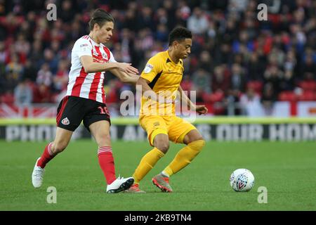 George Dobson von Sunderland kämpft mit Nathan Ralph von Southend United während des Spiels der Sky Bet League 1 zwischen Sunderland und Southend United am Samstag, dem 2.. November 2019, im Stadion of Light in Sunderland um den Ball. (Foto von Steven Hadlow/MI News/NurPhoto) Stockfoto