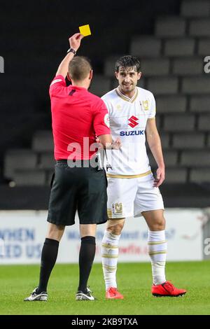 Schiedsrichter Matthew Donohue zeigt MK Dons Joe Walsh in der zweiten Hälfte der Sky Bet League ein Spiel zwischen MK Dons und Tranmere Rovers im Stadium MK, Milton Keynes am Samstag, dem 2.. November 2019, eine gelbe Karte. (Foto von John Cripps/MI News/NurPhoto) Stockfoto