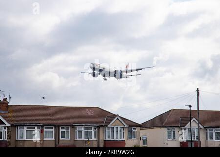 British Airways Boeing 777-300 Extended Range Edition-Flugzeuge speziell 777-36N (er), wie bei der endgültigen Landung auf dem internationalen Flughafen London Heathrow LHR EGLL in England, Großbritannien, über den Häusern der Myrtle Avenue am 29. Oktober 2019 gesehen. Das B777-Langstrecken-Großkarosserie-Flugzeug verfügt über die Zulassung G-STBB und 2x GE-Triebwerke. British Airways BA BAW Speedbird ist die Flaggenfluggesellschaft des Vereinigten Königreichs mit Hauptstützpunkt Heathrow Airport. Die Fluggesellschaft verfügt über 278 Flugzeuge, ist Mitglied der oneworld-Luftfahrtallianz und gehört der International Airlines Group IAG. (Foto von Nicolas Economou/NurPhoto Stockfoto