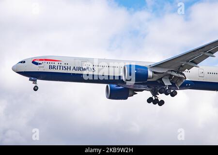 British Airways Boeing 777-300 Extended Range Edition-Flugzeuge speziell 777-36N (er), wie bei der endgültigen Landung auf dem internationalen Flughafen London Heathrow LHR EGLL in England, Großbritannien, über den Häusern der Myrtle Avenue am 29. Oktober 2019 gesehen. Das B777-Langstrecken-Großkarosserie-Flugzeug verfügt über die Zulassung G-STBB und 2x GE-Triebwerke. British Airways BA BAW Speedbird ist die Flaggenfluggesellschaft des Vereinigten Königreichs mit Hauptstützpunkt Heathrow Airport. Die Fluggesellschaft verfügt über 278 Flugzeuge, ist Mitglied der oneworld-Luftfahrtallianz und gehört der International Airlines Group IAG. (Foto von Nicolas Economou/NurPhoto Stockfoto