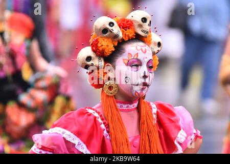 Die Menschen nehmen an der Parade zum Mega Day of the Dead Teil. Mehr als 2.500 Teilnehmer, darunter Choreografen, bildende Künstler und allegorische Autos, nahmen an den Feierlichkeiten zum Dia de Muertos Teil, um die Toten an ihrem Tag mit traditionellen mexikanischen Feiern auf der Reforma Avenue am 2. November zu feiern. 2019 in Mexiko-Stadt, Mexiko (Foto von Eyepix/NurPhoto) Stockfoto