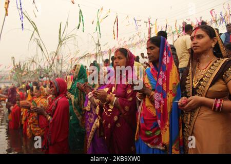 Hinduistische Anhänger werden während des religiösen Hindu-Festivals von Chhath Puja in Neu-Delhi am 13. November 2018 Rituale durchführen und den sonnengott am Ufer des Yamuna River anbeten sehen. Die Rituale umfassen Tauchgänge in Flüssen oder Gewässern, strenges Fasten, Stehen und das Anbieten von Gebeten im Wasser, das lange Zeit der Sonne zugewandt ist und auch das Anbieten von Prasad an die Sonne bei Sonnenaufgang und Sonnenuntergang. (Foto von Mayank Makhija/NurPhoto) Stockfoto