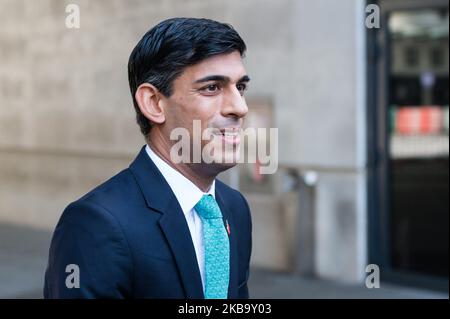 Der Chief Secretary of the Treasury Rishi Sunak verlässt das BBC Broadcasting House im Zentrum von London, nachdem er am 03. November 2019 auf der Andrew Marr Show in London, England, auftrat. Das Vereinigte Königreich wird am 12. Dezember an die Wahlen gehen, nachdem die Abgeordneten die Forderung des Premierministers nach einer vorgezogenen Parlamentswahl Anfang der Woche unterstützt haben, um die Brexit-Sackgasse zu lösen. (Foto von Wiktor Szymanowicz/NurPhoto) Stockfoto